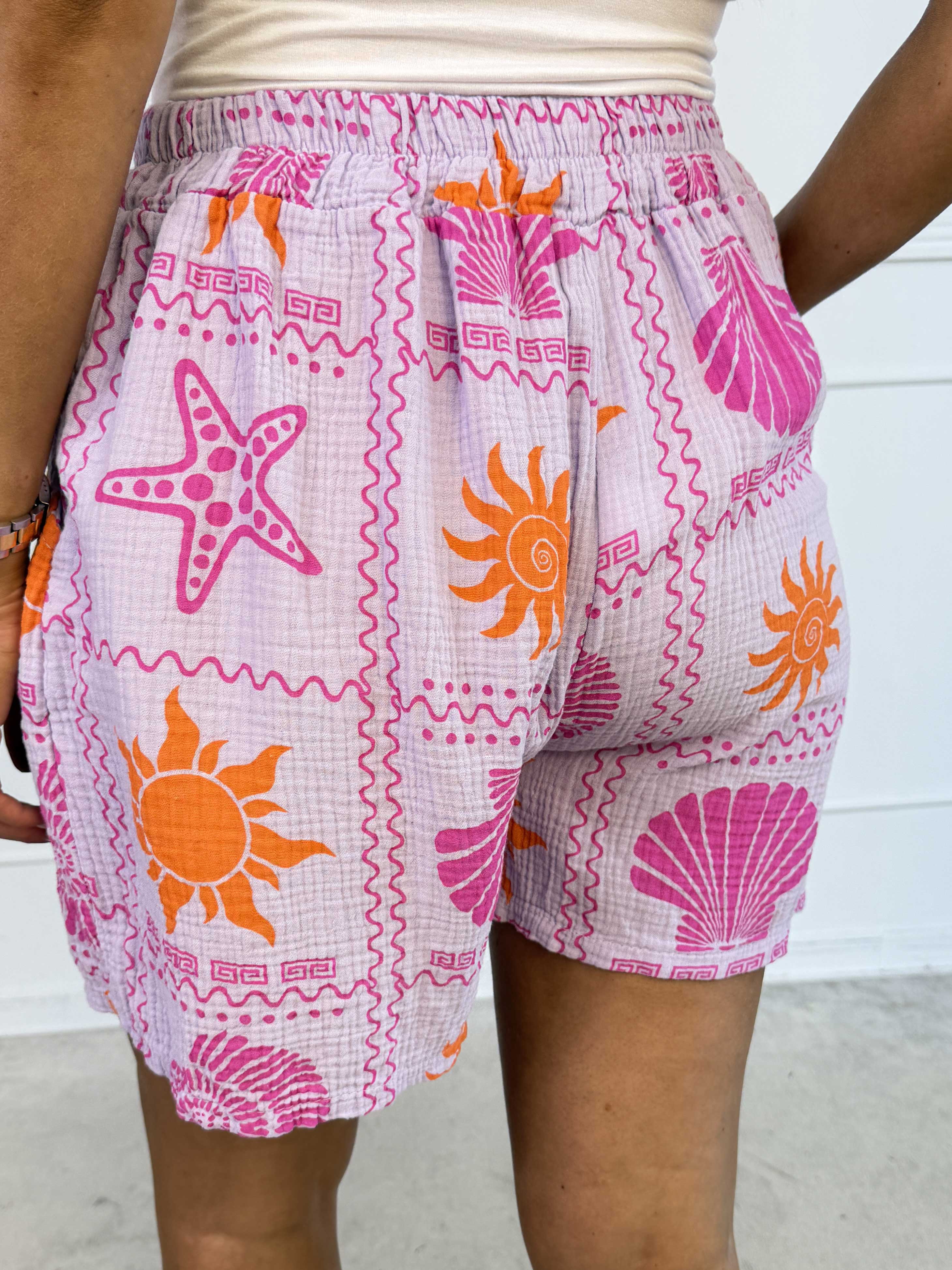 Stevie Summer - Plus size shorts i bomulds musselin-stof med sommermotiver